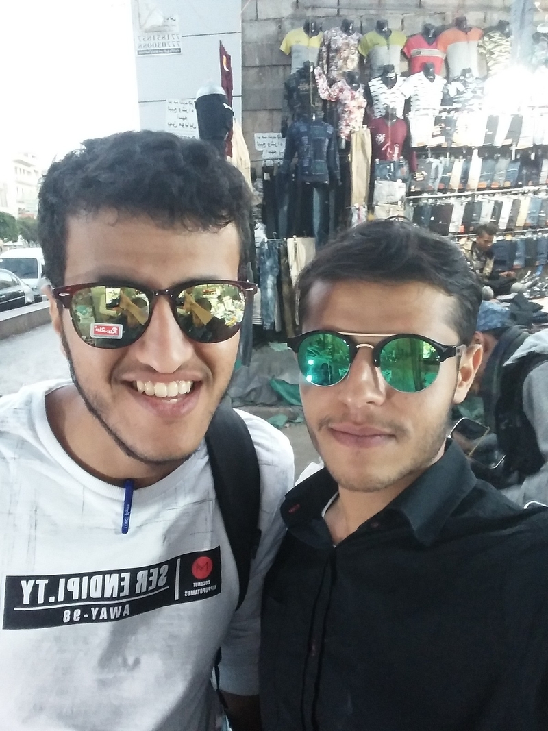 صورتي مع محمد الحميدي من أمام بائع النظارات الشمسية صورتي مع محمد الحميدي من أمام بائع النظارات الشمسية