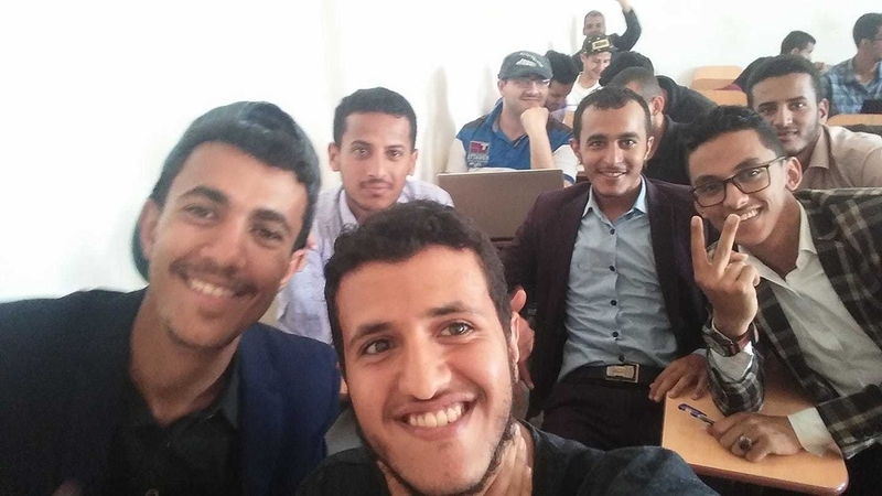 صورتي مع الزملاء بينهم محمد الحميدي.. أنا من يلبس الكوفية في الأخير صورتي مع الزملاء بينهم محمد الحميدي.. أنا من يلبس الكوفية في الأخير